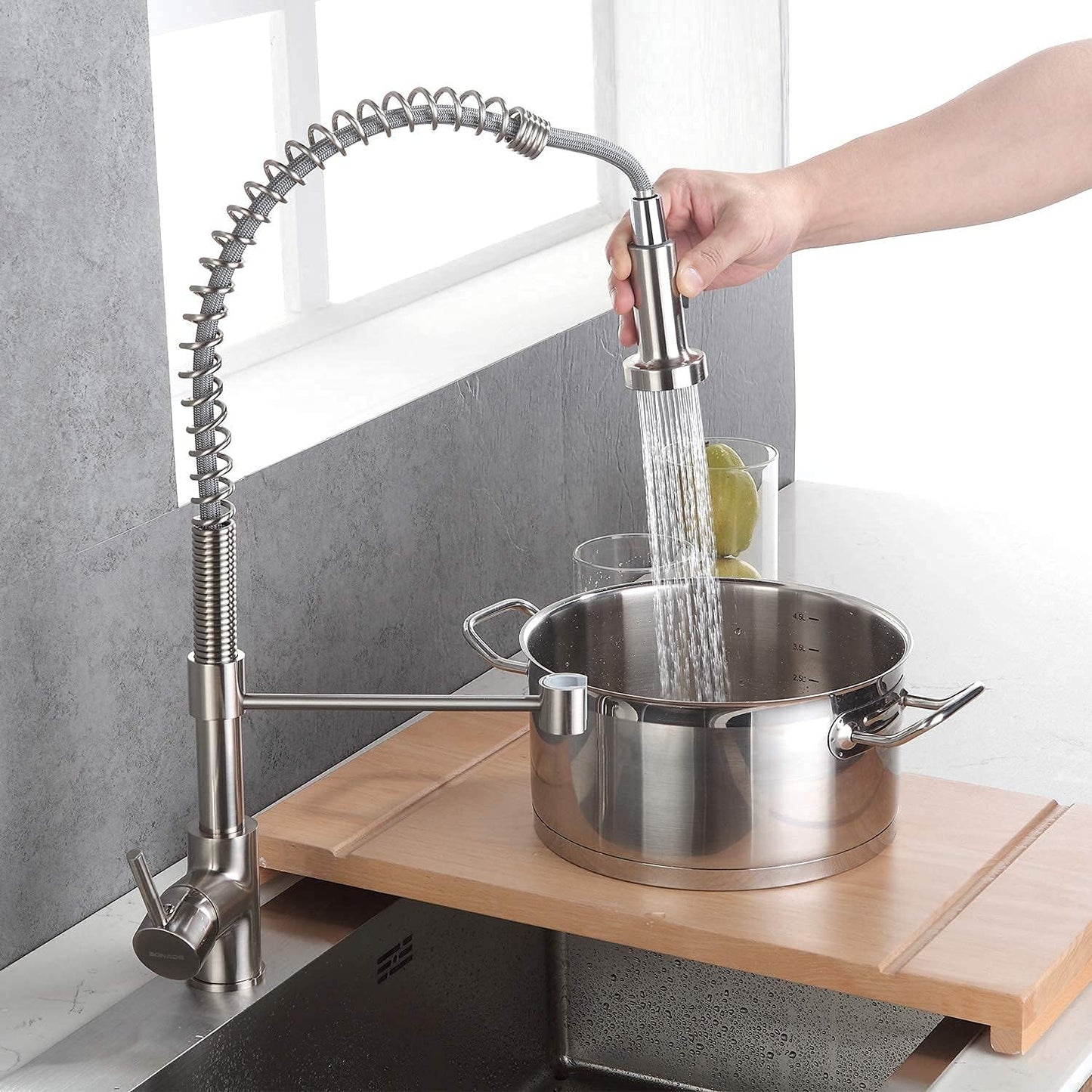 Grifo monomando para cocina (baja presión, giratorio 360°, extensible, con muelle en espiral, latón pulido)